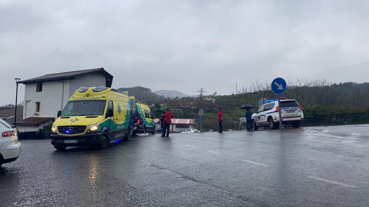 ZAEko arraunlari bat bota du olatuak Orioko barran