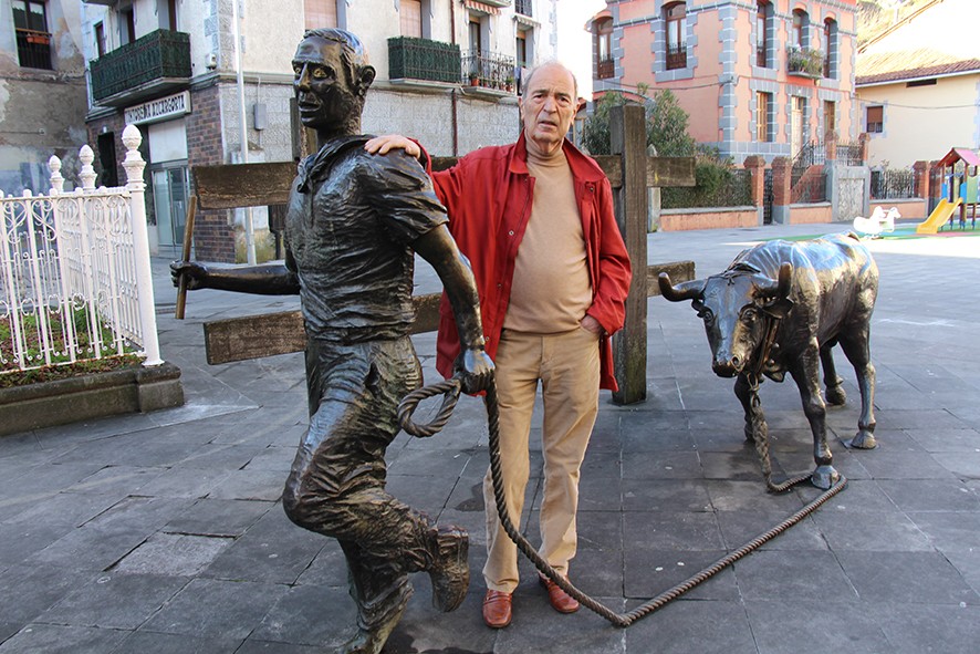 Egurrari kolpeka aurrera egin zuen artista