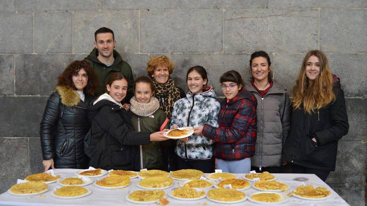 80 gaztetxok parte hartu dute Gazte Asteko patata tortilla lehiaketan