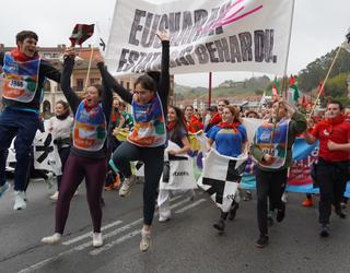 Euskara berena sentitzen dutela aldarrikatu dute gaur milaka herritarrek