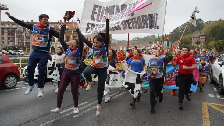 Euskara berena sentitzen dutela aldarrikatu dute gaur milaka herritarrek