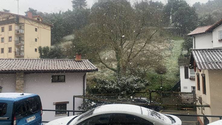 Kaleak zuriz margotzeko saiakera egin du elurrak