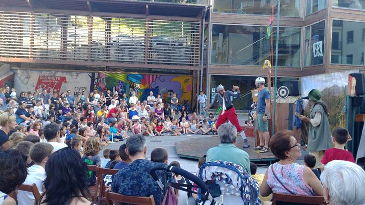 Jendetza bildu du Babo Royal antzerkiak Beheko plazan