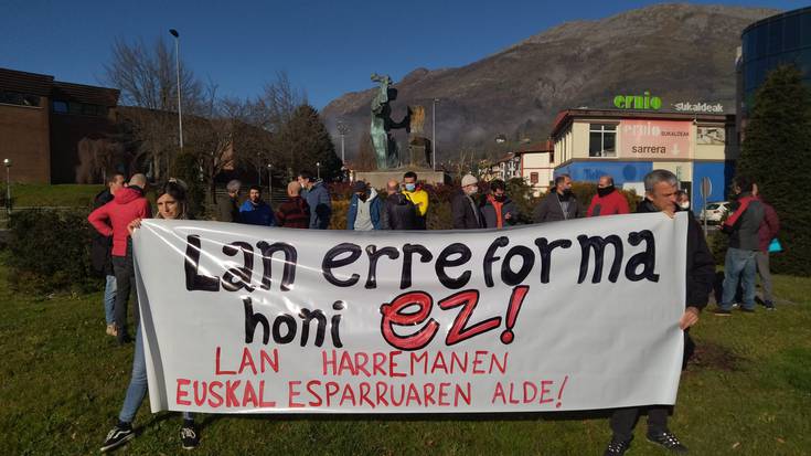 Lan erreforma berriaren kontra, elkarretaratzea egin dute hainbat lagunek Landetako biribilgunean