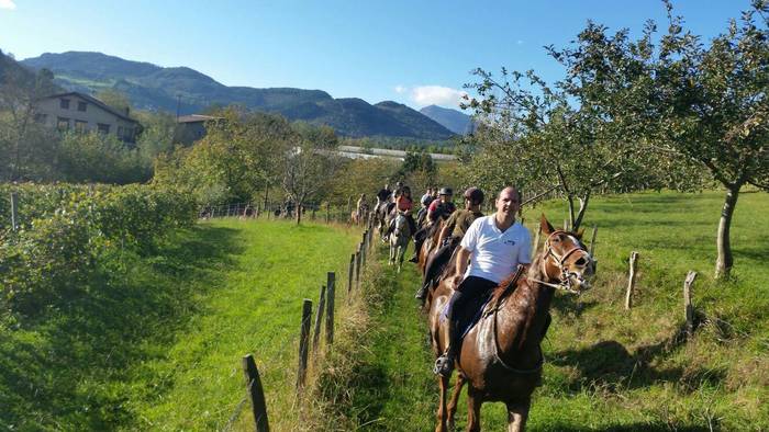 Zaldi gainean, mendian barrena