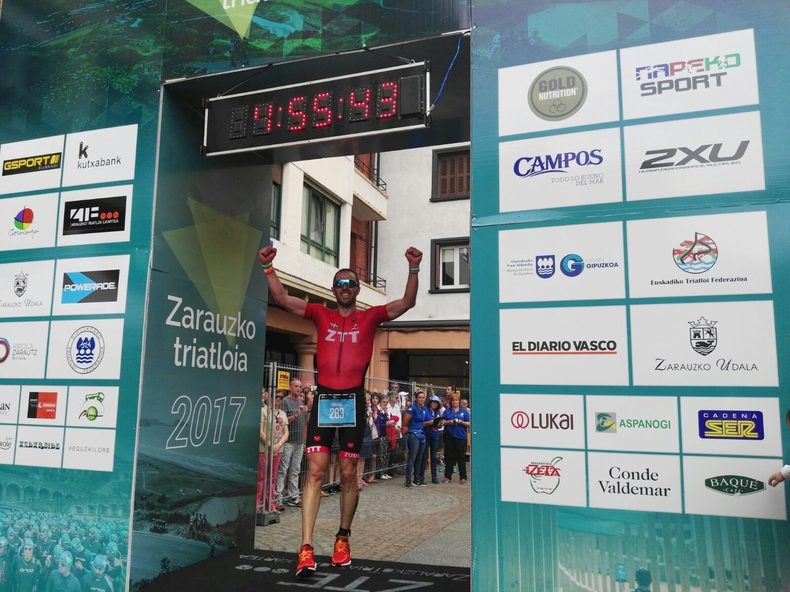 Helene Alberdi eta Joseba Amilibia izan dira lehen zumaiarrak Zarauzko triatloian 