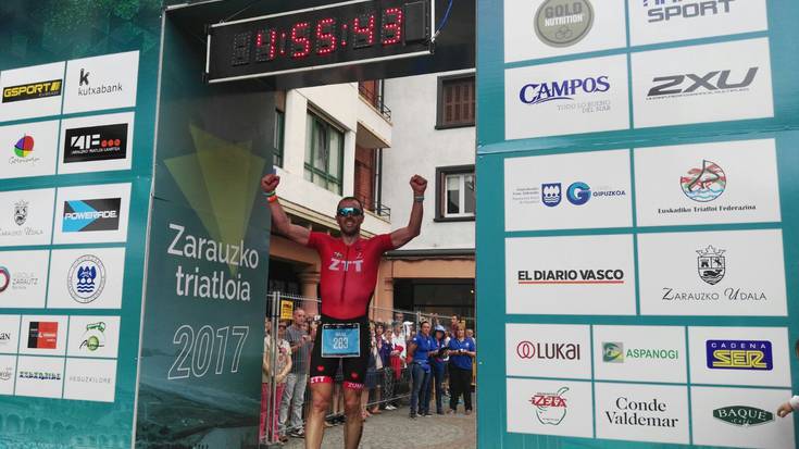 Helene Alberdi eta Joseba Amilibia izan dira lehen zumaiarrak Zarauzko triatloian 