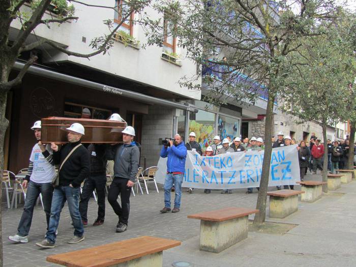 Negoziazioak geldiaraztea egotzi die TSko zuzendaritzak langileei