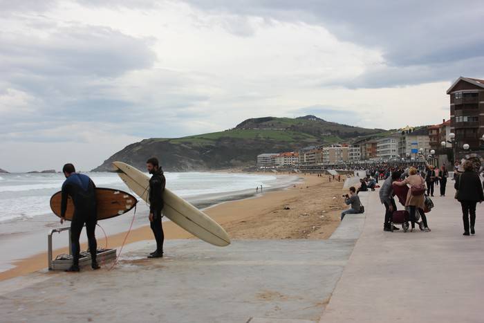 Atzeratu egin dute Zarautzen jokatzekoa den Gipuzkoako Surf Txapelketa, olatu faltagatik