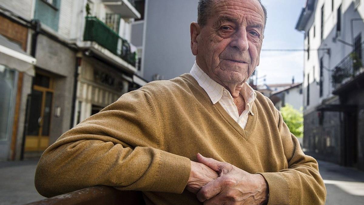 Patxi Etxeberria bertsolaria zendu da