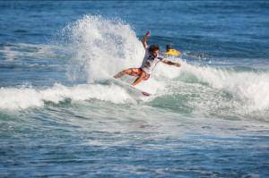Aritz Aranburu, surflaria: «Jendeak oporrak hartzen ditu nire lana egiteko; zorteduna naiz»