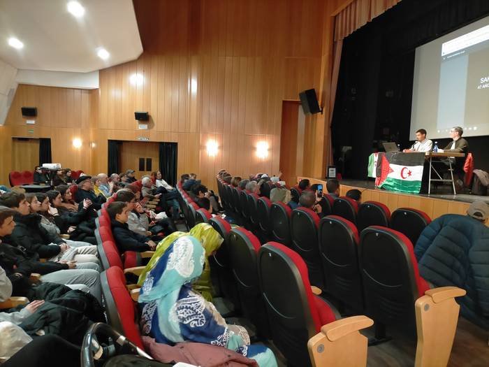 Aberritik kanporatu duten herrialde baten erretratua egin du Taleb Alisalemek