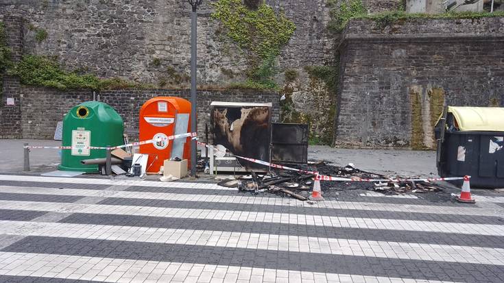 Bi edukiontzi erre dituzte bart Ardantzabiden