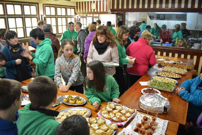 Argazki bilduma: Pintxo lehiaketarekin gozatu dute eguerdian Iraetako santainesetan