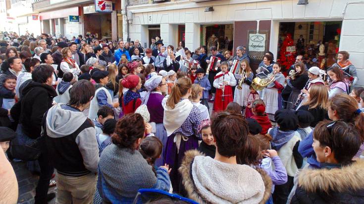 Kalez kale kantari aterako dira ikastetxeetako ikasle, irakasle eta gurasoak