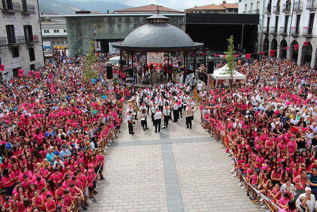 Txupinazoarekin, azpeitiarrak murgildu dira festa arroxan