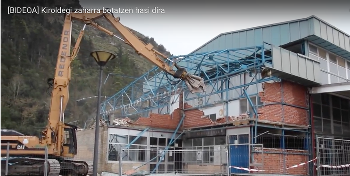 Bideoa: Zestoako kiroldegiaren zati bat eraisten hasi dira
