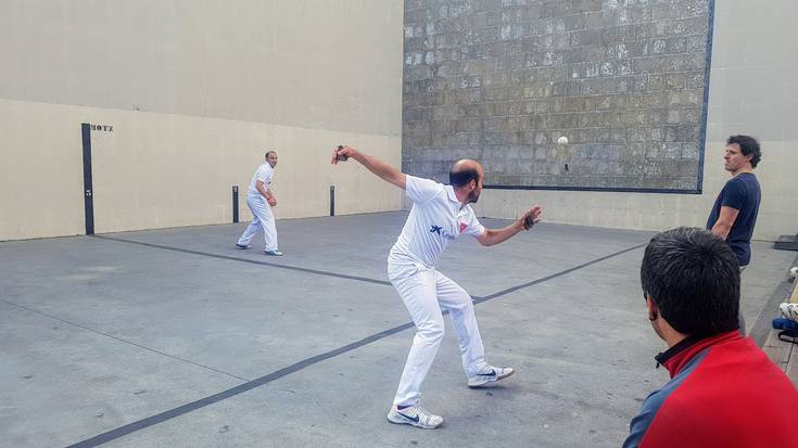 Pilota txapelketa herrikoiak martxan dira dagoeneko