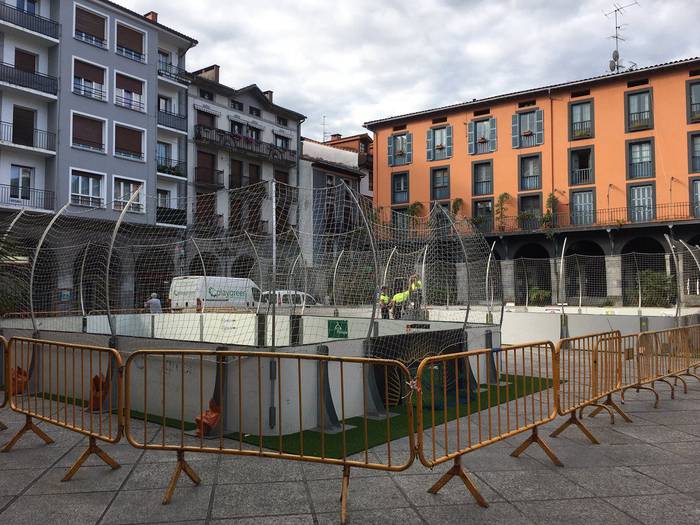 3x3 futbol festa dela eta, asteartera arte ezingo da autorik aparkatu Azkoitiko plazan