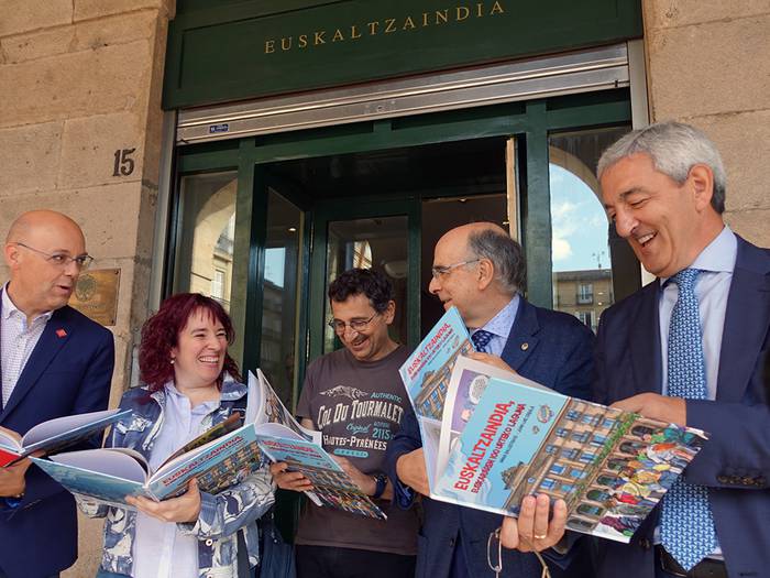 'Euskaltzaindia, euskararen 100 urteko laguna' komikiaren gidoia idatzi du Juan Luis Zabalak