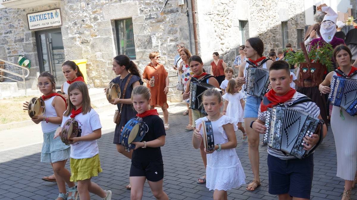 Prozesiorik gabeko San Joan eguna izan dute Urrestillan