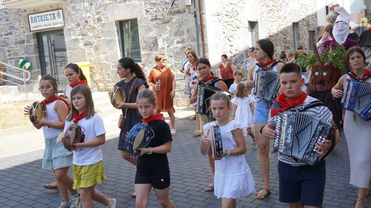 Prozesiorik gabeko San Joan eguna izan dute Urrestillan