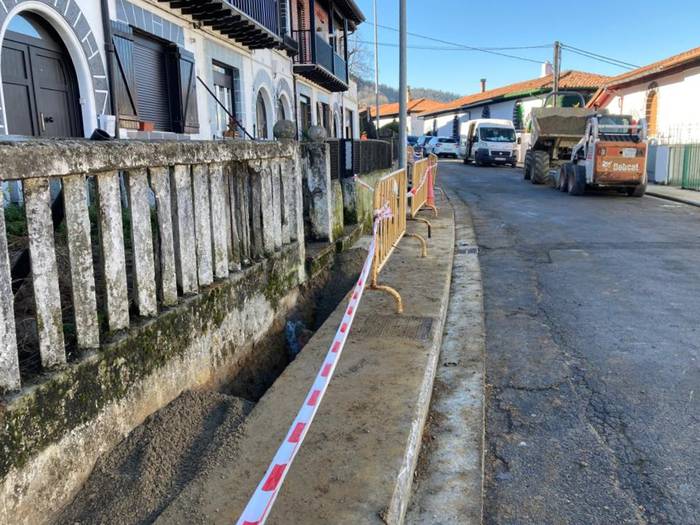 Ur hoditeria aldatzen ari dira Azkoitiko San Martin auzoko Idiakez kalean