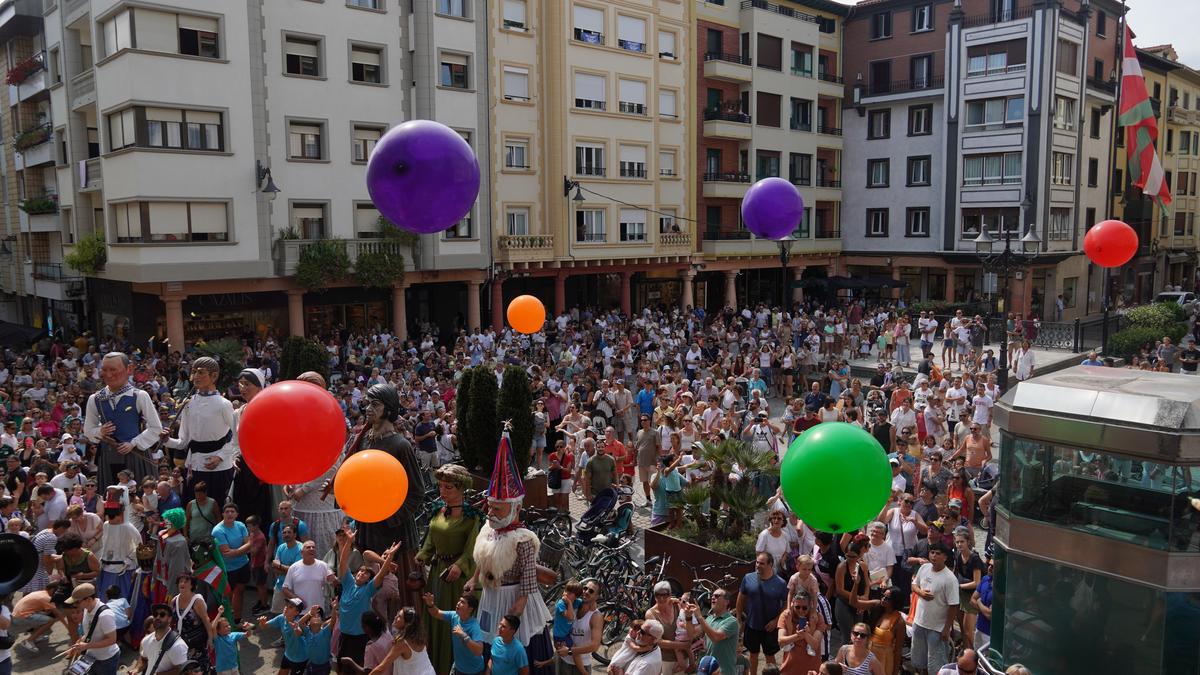 Elene Frescok eta Nora Merinok eman diote hasiera Zarauzko Aste Nagusiari