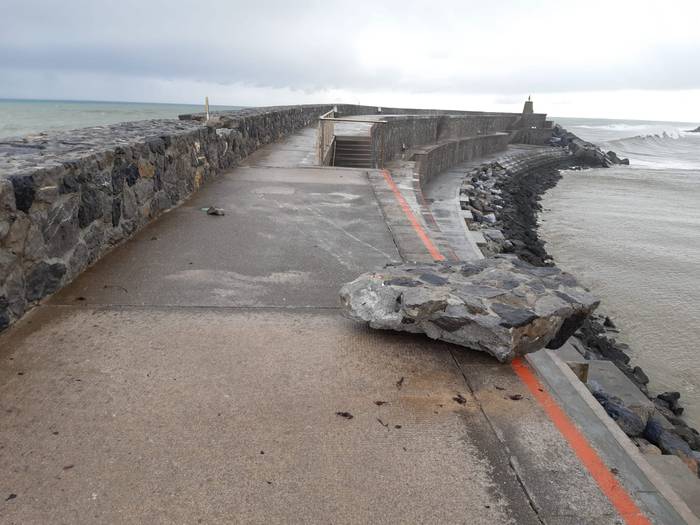 Paol bidea itxi dute, olatuek barra zati bat hautsi ondoren