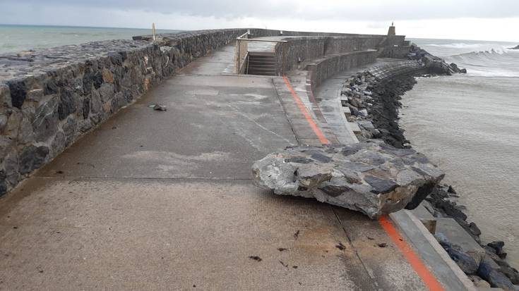 Paol bidea itxi dute, olatuek barra zati bat hautsi ondoren