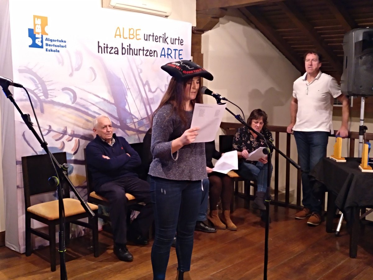 Julene Iturbe bertsolariak XII. Balendin Enbeita bertso paper lehiaketako Gazteen Saria irabazi du
