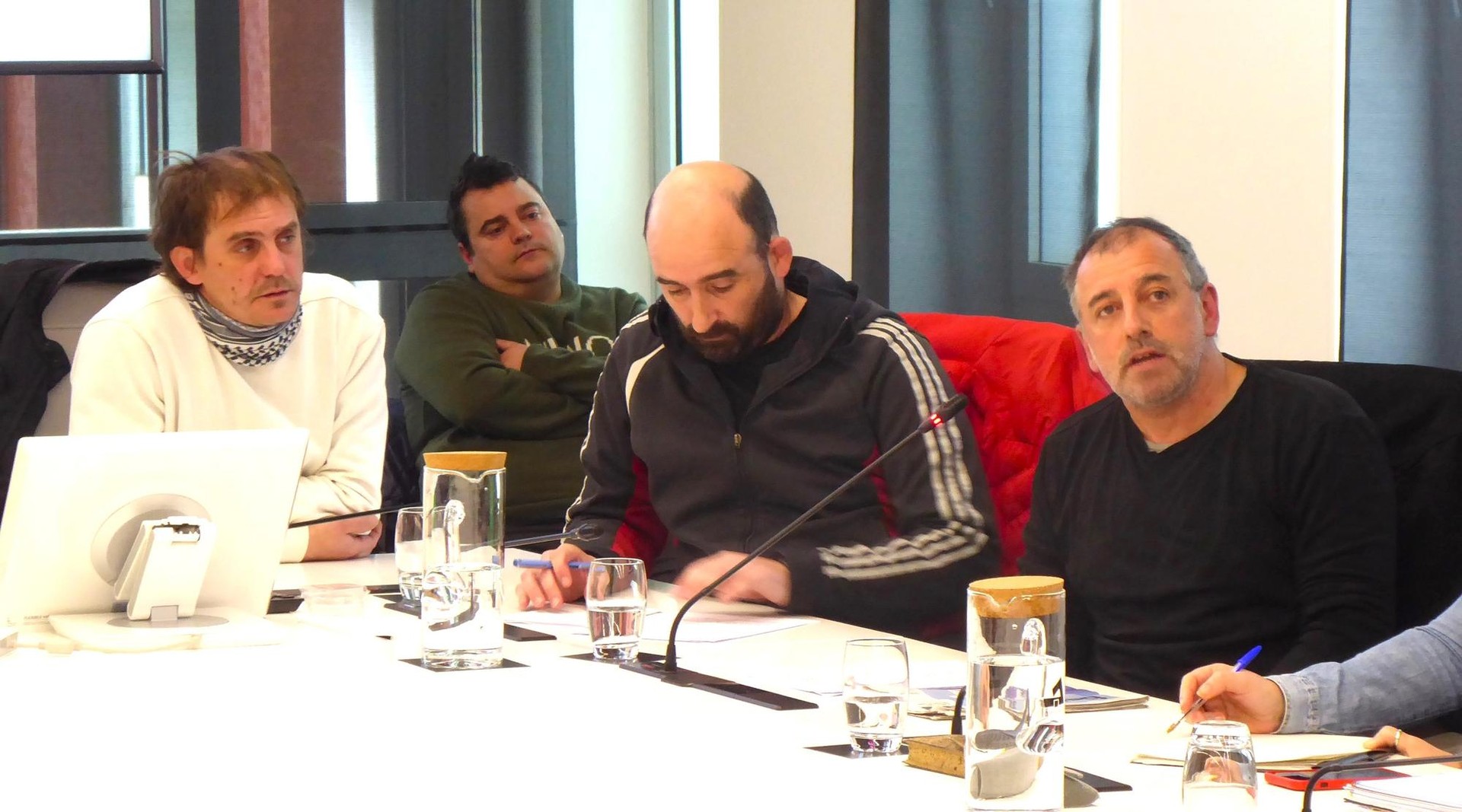 Enpresa zabalik mantentzeko presioa egitea eskatu dute Balenciagako langileek Batzar Nagusietan