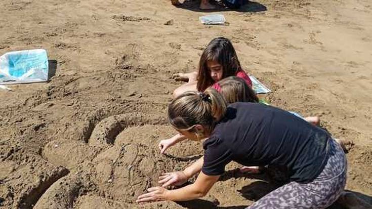 Hareazko eskulturen tailerra egin dute goiz partean, Andoni Bastarrikaren gidaritzapean