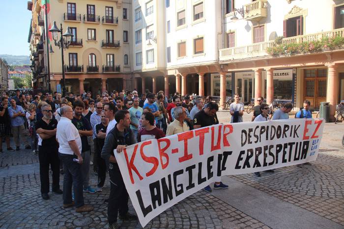 KSB-Iturreko langileak kalera irten dira azken kaleratzeak salatzeko