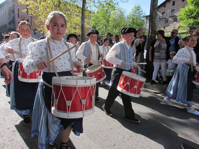 Argazki bilduma: haurren danborrada Azkoitian