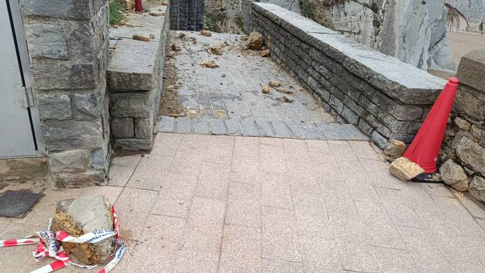 Itzurun hondartzako sarbide batera harriak erori dira, eta bidea ixtea erabaki du Udaltzaingoak