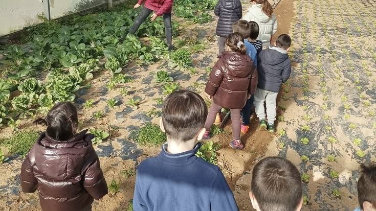 Sakona-Komuntzo etxalde ekologikora bisita egin du hainbat familiak
