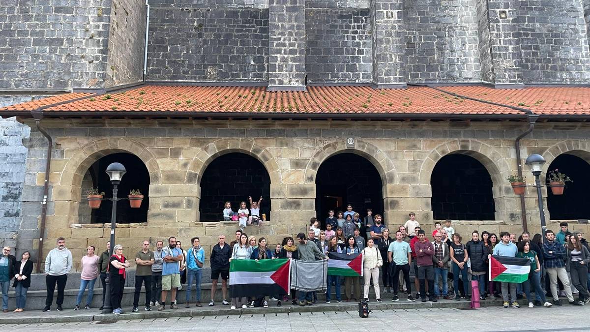 Palestinarekin elkartasunez, dozenaka lagunek egin dute elkarretaratzea Aian