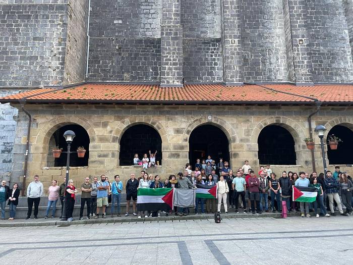 Palestinarekin elkartasunez, dozenaka lagunek egin dute elkarretaratzea Aian