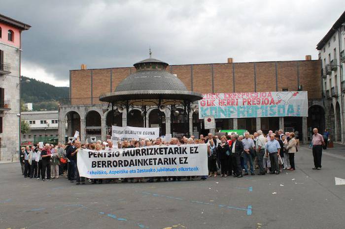 Murrizketen eta berrordainketaren aurka elkartu dira bailarako jubilatuak
