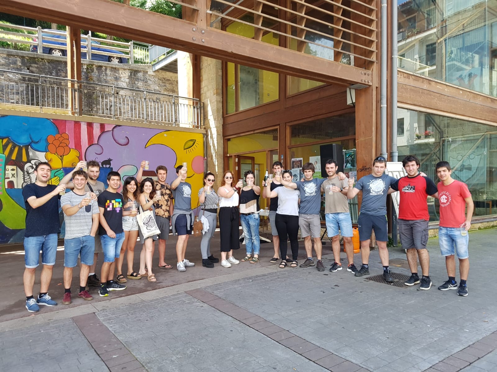 Brindisa eta egun osoko festa, gaztetxearen 10. urteurrena dela eta