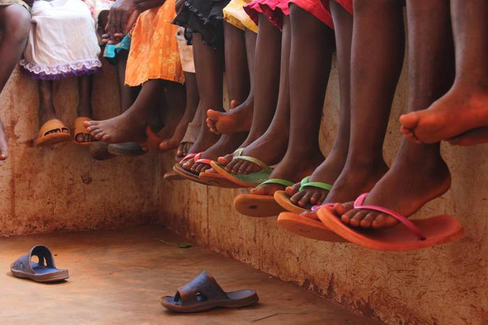 Mirari Azpiroz aiarra materiala biltzen ari da Ugandara eramateko