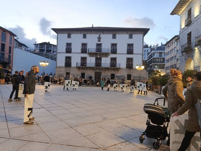 Salbuespen politikek indarrean segitzen dutela salatu du Sarek