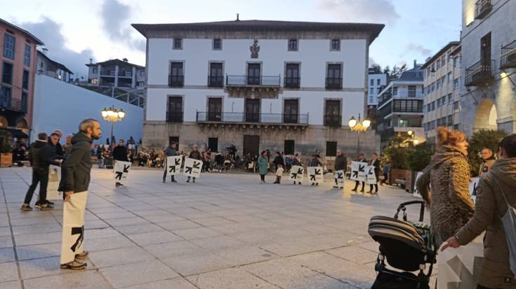 Salbuespen politikek indarrean segitzen dutela salatu du Sarek