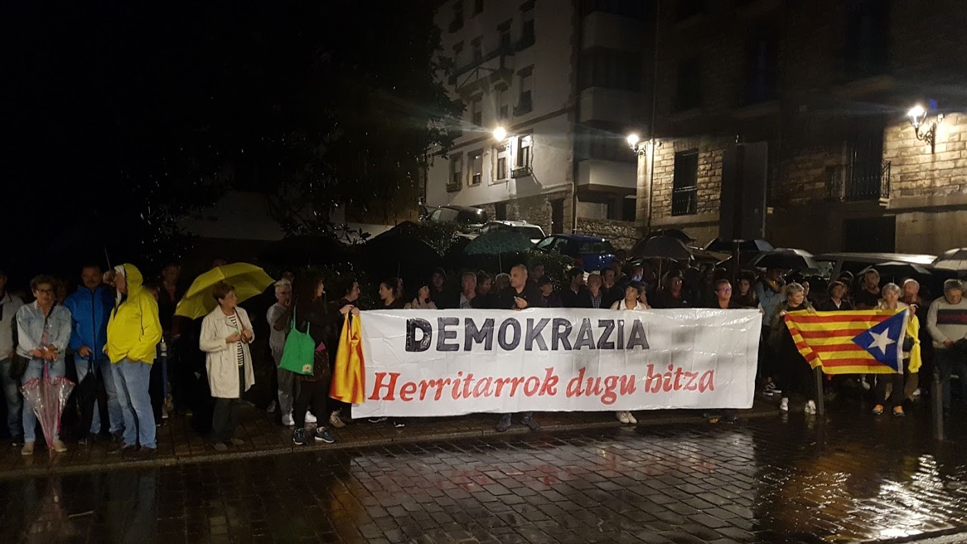 Kataluniari elkartasuna adierazteko elkarretaratzea egingo dute bihar, ostirala, udaletxe aurrean