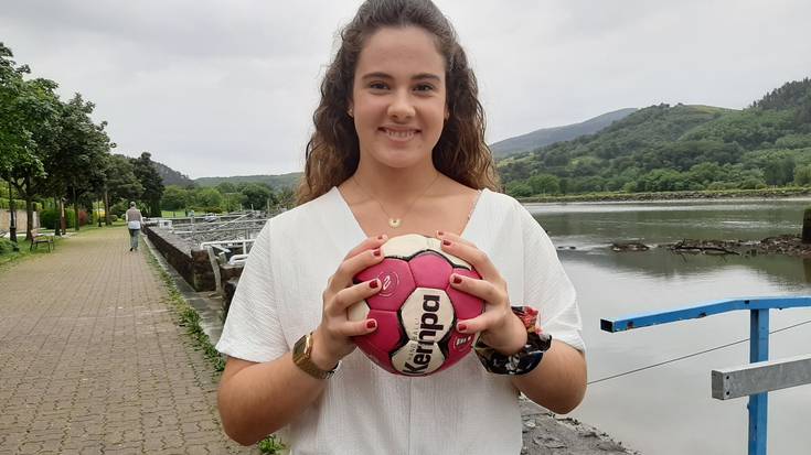 Maria Zaldua: "Ikasketak eta eskubaloia uztartu nahi ditudala argi izan dut beti"