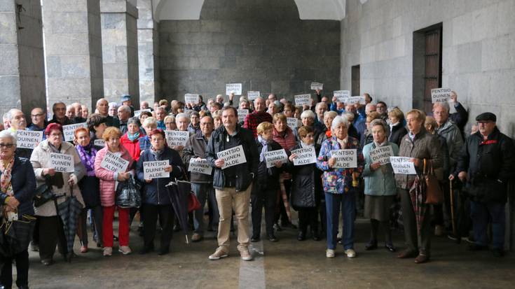 Protesta jendetsua egin dute pentsiodunek Kontzejupean