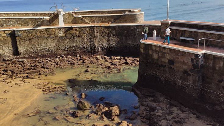 Antxoa ugari agertu dira hondartzan, marea biziengatik