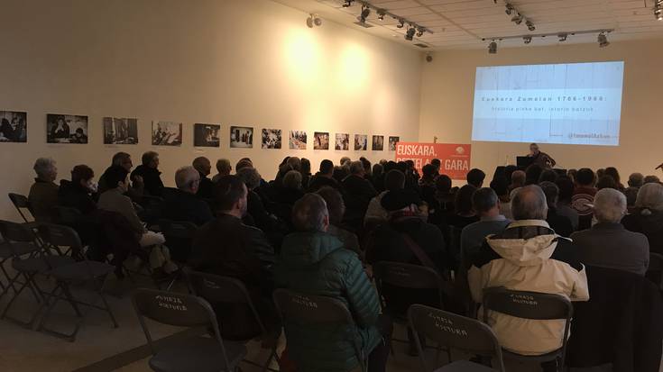 Argi txiki batzuk iluntasunari