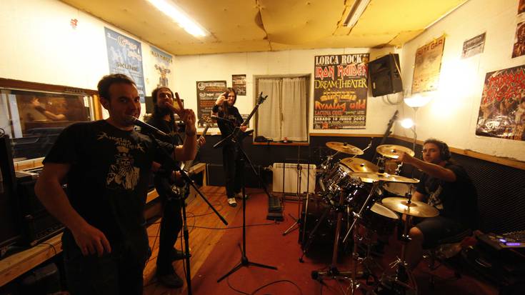 Legen Beltza musika taldeak jarduna eten du